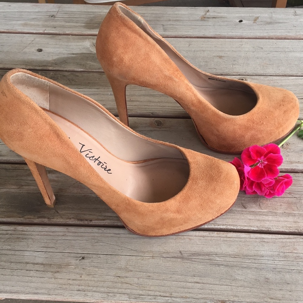 Pour La Victoire Irina Suede Pumps hidden platform